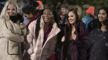 Manteau matelassé blanc porté par Leighton Murray (Reneé Rapp) vu dans The Sex Lives of College Girls Wardrobe (S02E01)