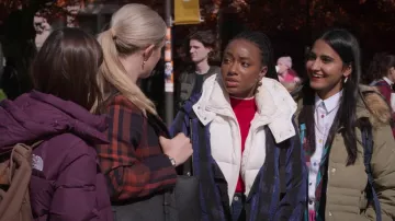 Parka Coat Veste portée par Bela Malhotra (Amrit Kaur) vue dans la série télévisée The Sex Lives of College Girls (S02E01)