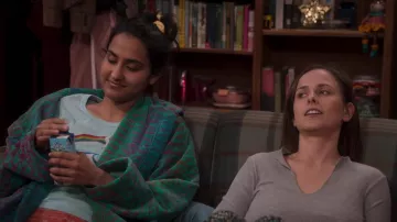 Robe imprimée verte portée par Bela Malhotra (Amrit Kaur) vue dans l’émission télévisée The Sex Lives of College Girls (S02E01)