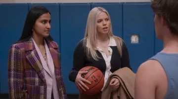 Veste Blazer à carreaux violets portée par Bela Malhotra (Amrit Kaur) vue dans The Sex Lives of College Girls (S02E02)