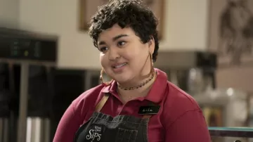 Tablier en denim ou salopette portée par Lila (Ilia Isorelys Paulino) comme on le voit dans The Sex Lives of College Girls (S02E02)