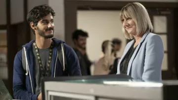 Sweat à capuche bleu porté par Arif (Kais Boukthir) vu dans The Sex Lives of College Girls (S02E02)