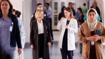 Gabardina usada por el Dr. Bev Clemons (Marlee Matlin) como se ve en el programa de televisión New Amsterdam (S05E10)