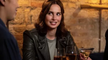 Veste en cuir noir portée par l’agent spécial Jamie Kellett (Heida Reed) comme on le voit dans la garde-robe d’une émission de télévision internationale du FBI (S02E07)
