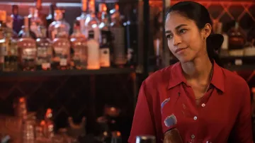 Chemise chemisier rouge portée par Maya (Stephanie Hoston) vue dans FBI: International (S02E07)
