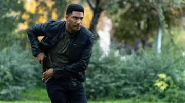 Chaqueta de bombardero de cuero usada por el agente especial Andre Raines (Carter Redwood) como se ve en FBI: International (S02E07)