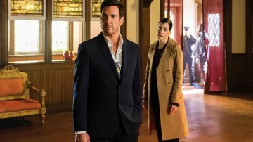 Manteau de tranchée porté par le détective O’Neal (Taylor Shurte) dans les tenues de la série télévisée FBI: Most Wanted (saison 4, épisode 7)
