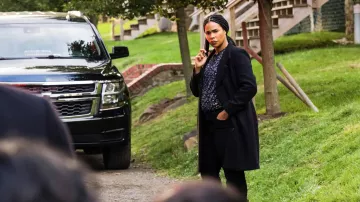 Haut fleuri porté par l’agent spécial Sheryll Barnes (Roxy Sternberg) vu dans FBI: Most Wanted (S04E07)