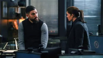 Gilet zippé noir porté par l’agent spécial Omar Adom 'OA' Zidan (Zeeko Zaki) comme on le voit dans la garde-robe de la série télévisée du FBI (saison 5 épisode 8)