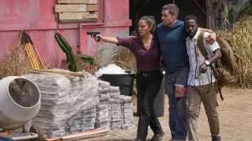 Chemise rayée portée par Duggy Atwater (Charlie Hudson III) vue dans NCIS: Hawai’i TV show (S02E08)