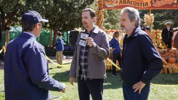 Veste zippée Harrington bleu marine portée par Alden Parker (Gary Cole) comme on le voit dans les tenues de la série télévisée NCIS (S20E08)
