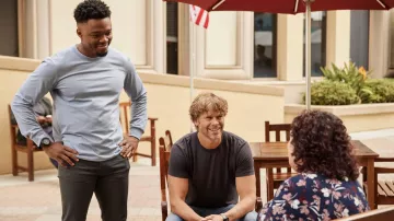 Montre ronde portée par l’agent spécial Devin Rountree (Caleb Castille) vue dans NCIS : Los Angeles (S14E07)