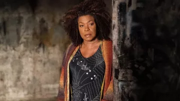 Cardigan long porté par Viola 'Vi' Marsette (Lorraine Toussaint) comme on le voit dans les tenues de la série télévisée The Equalizer (S03E06)