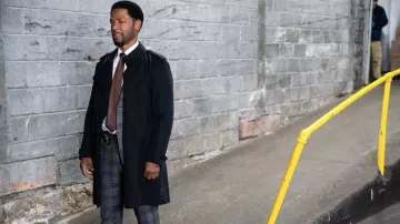 Pantalon de cérémonie à carreaux porté par le détective Marcus Dante (Tory Kittles) comme on le voit dans la garde-robe de la série télévisée The Equalizer (saison 3 épisode 6)