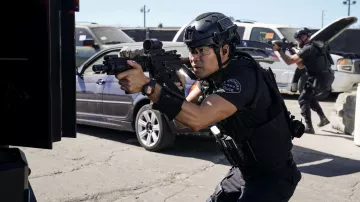 Montre tactique portée par Victor Tan (David Lim) dans les tenues de la série télévisée S.W.A.T. (Saison 6 Episode 6)