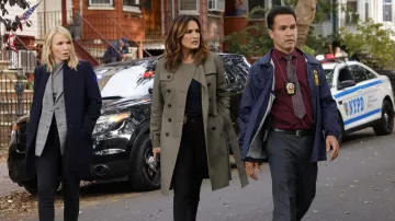 Trench coat worn by Detective Olivia Benson (Mariska Hargitay) as seen in Law & Order: Special Victims Unit (S24E07)