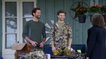 Pull à fermeture éclair camouflage porté par Liam Walker (Keegan Allen) vu dans l’émission de télévision Walker (S03E07)