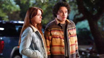 Veste en jean Sherpa portée par Stella Walker (Violet Brinson) dans la garde-robe de la série télévisée Walker (saison 3 épisode 7)