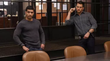 Chemise à carreaux gris portée par le détective Jamie Whelan (Brent Antonello) comme on le voit dans la série télévisée Law & Order: Organized Crime (saison 3 épisode 8)