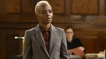 Veste blazer en gris portée par Erica Knight (Marsha Stephanie Blake) dans Law & Order (S22E08)