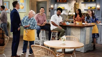 Zapatillas usadas por Phil (Leslie Jordan) como se ve en los trajes de la serie de televisión Call Me Kat (Temporada 3 Episodio 7)