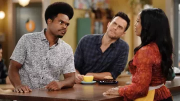 Short Sleeve Printed Shirt worn by Carter (Julian Gant) as seen in Call Me Kat TV show (S03E07)