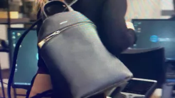 Mini sac à dos en cuir noir d’Alice (Kristen Bell) dans The People We Hate at the Wedding