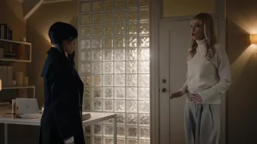 Pull blanc à col roulé en blanc porté par le Dr Valerie Kinbott (Riki Lindhome) comme on le voit dans l’émission de télévision de mercredi (S01E07)