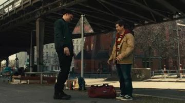Sac de sport JanSport porté par Bumper Allen (Adam DeVine) vu dans Pitch Perfect: Bumper dans la série télévisée Berlin (S01E01)