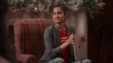 T-shirt imprimé rouge porté par Bela Malhotra (Amrit Kaur) comme on le voit dans la garde-robe de l’émission de télévision The Sex Lives of College Girls (S02E04)