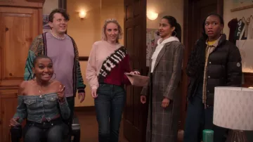 Plaid Long trench coat porté par Bela Malhotra (Amrit Kaur) comme on le voit dans The Sex Lives of College Girls tenues de la série télévisée (S02E03)