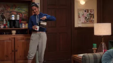 Pantalon de survêtement gris porté par Bela Malhotra (Amrit Kaur) comme on le voit dans la garde-robe de la série télévisée The Sex Lives of College Girls (saison 2 épisode 3)