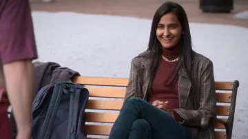 Pull brun à col roulé côtelé porté par Bela Malhotra (Amrit Kaur) vu dans The Sex Lives of College Girls (S02E03)