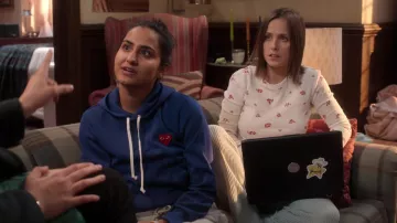 Sweat-shirt imprimé floral porté par Kimberly Finkle (Pauline Chalamet) comme on le voit dans les tenues de la série télévisée The Sex Lives of College Girls (S02E03)