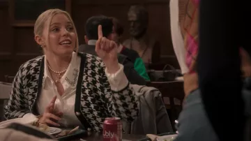Cardigan imprimé porté par Leighton Murray (Reneé Rapp) vu dans la série télévisée The Sex Lives of College Girls (S02E03)