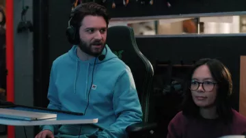 Brixton Blue Hoodie porté par Kai (Ben Stillwell) vu dans la série télévisée Mythic Quest (S03E04)