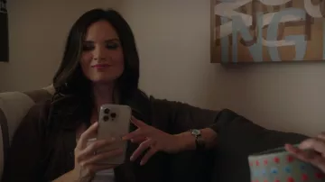 Montre ronde portée par Jessica Knight (Katrina Law) vue dans la garde-robe de la série télévisée NCIS (saison 20 épisode 8)