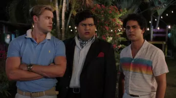 Camisa de botones de manga corta a rayas usada por el joven Máximo (Enrique Arrizon) como se ve en el vestuario del programa de televisión de Acapulco (Temporada 2 Episodio 7)