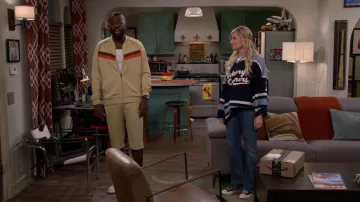 Maillot oversize porté par Gemma Johnson (Beth Behrs) vu dans The Neighborhood (S05E08)