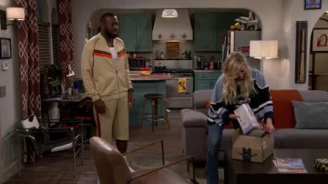 Veste et short de Survêtement porté par Malcolm Butler (Sheaun McKinney) comme on le voit dans les tenues de la série télévisée The Neighborhood (saison 5 épisode 8)