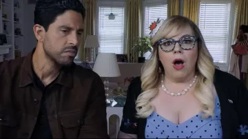 Lunettes imprimées zèbres portées par Penelope Garcia (Kirsten Vangsness) comme on le voit dans la garde-robe de la série télévisée Criminal Minds (saison 16, épisode 1)