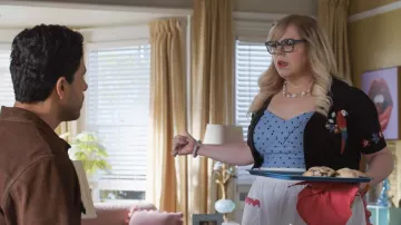 Veste à manches courtes imprimée perroquet portée par Penelope Garcia (Kirsten Vangsness) comme on le voit dans les tenues d’Esprits criminels (saison 16 épisode 1)