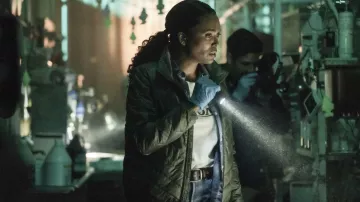 Veste matelassée portée par le Dr Tara Lewis (Aisha Tyler) vue dans la série télévisée Criminal Minds (S16E01)