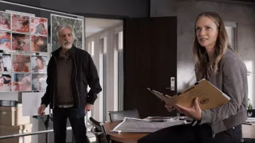 Veste bomber grise portée par Jennifer Jareau (A. J. Cook) vue dans la série télévisée Criminal Minds (saison 16 épisode 1)