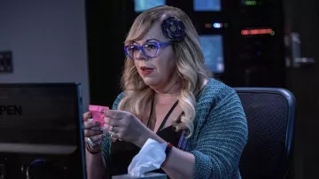Cardigan tricoté vert porté par Penelope Garcia (Kirsten Vangsness) comme on le voit dans la garde-robe de la série télévisée Criminal Minds (saison 16, épisode 2)