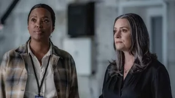 Veste à carreaux portée par le Dr Tara Lewis (Aisha Tyler) dans les tenues de la série télévisée Criminal Minds (S16E02)