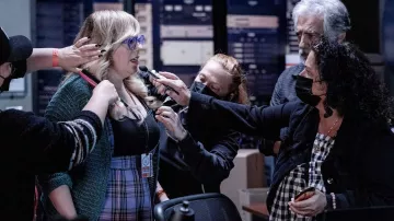 Jupe à carreaux violets portée par Penelope Garcia (Kirsten Vangsness) vue dans la série télévisée Criminal Minds (S16E02)