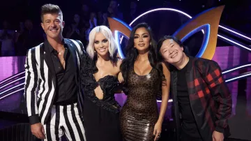 Veste imprimée portée par Ken Jeong dans The Masked Singer (saison 8 épisode 9)