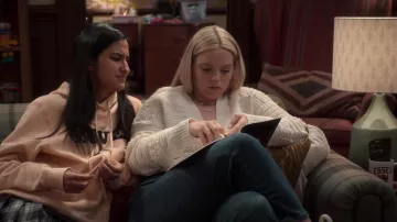 Gilet blanc porté par Leighton Murray (Reneé Rapp) vu dans The Sex Lives of College Girls (S02E04)
