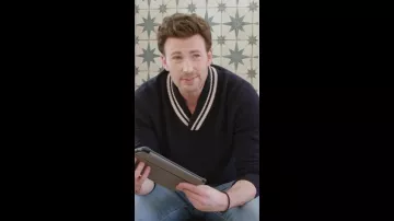 Suéter de punto usado por Chris Evans en Chris Evans reacciona a sus looks de alfombras rojas a lo largo de los años Video de YouTube | GENTE